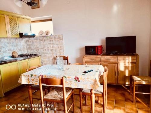TV a/nebo společenská místnost v ubytování Borgo Bellavista Isola Rossa