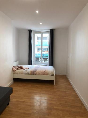 une chambre avec un lit et une fenêtre dans l'établissement New Saint Maur-Logement Lovely Flat 32m2, à Paris