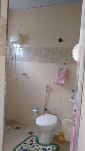 a small bathroom with a toilet and a sink at Recanto das Videiras in Maria da Fé