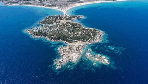 Vista aerea di Isola dei Gabbiani - Land of water