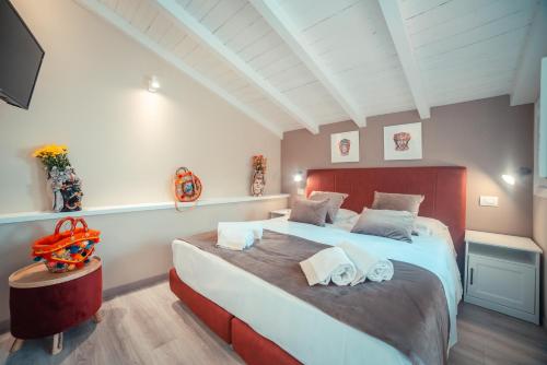 Una cama o camas en una habitación de A'Coffa Rooms