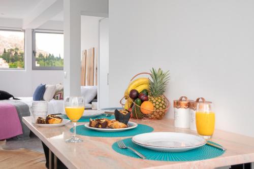 אפשרויות ארוחת הבוקר המוצעות לאורחים ב-Mythos Luxury Suites