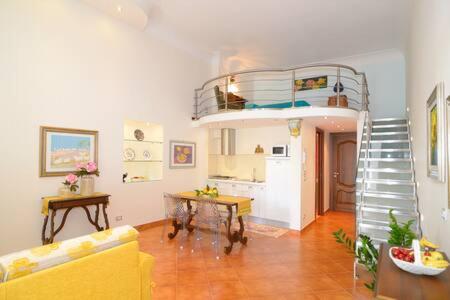 un soggiorno con letto a castello e una cucina di Luxury Apartment Federica N 1 Centro Storico di Taormina a Taormina