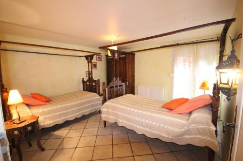 Cette chambre comprend 2 lits et une fenêtre. dans l'établissement Gîte des Orgues de la Sybille Eucalyptus, à Ille-sur-Têt