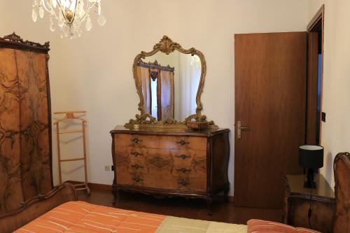 1 dormitorio con tocador y espejo en B&B Vintage, en Pianoro