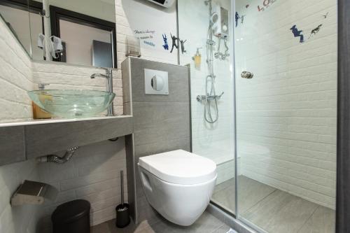 Kúpeľňa v ubytovaní Downtown Luxury Boutique Suites : the yellow suite