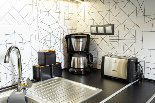 Downtown Luxury Boutique Suites : the yellow suite