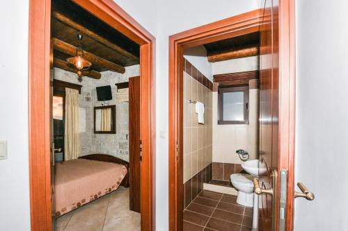 Habitación con baño con aseo y lavabo. en Ariadni Apartments, en Sfinárion
