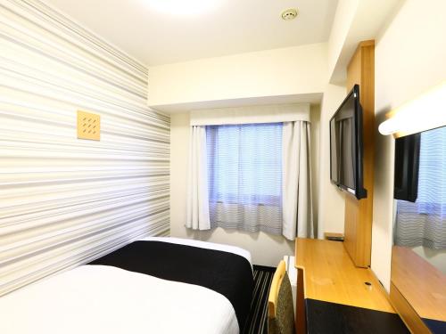 a hotel room with a bed and a window at APA Hotel Nishi-Azabu in Tokyo