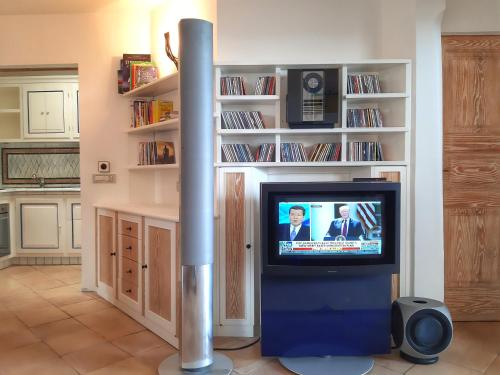 En TV eller et underholdningssystem på Alma Del Mar Porto Rotondo