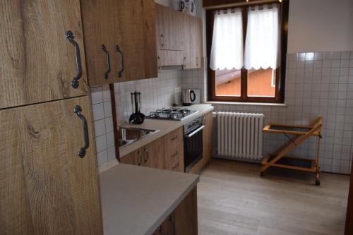 uma cozinha com um lavatório e um fogão forno superior em Lozzo di Cadore - Dolomiti - Piazza IV novembre em Lozzo Cadore