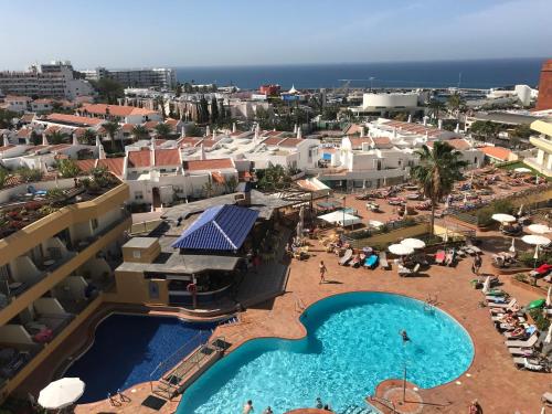 アデへにあるApartamento grande en Playa la Pinta Puerto Colonのプールのあるリゾートの航空写真