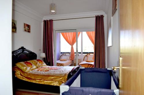 a bedroom with a bed and a window at Flat Asilah Marina Golf in Asilah