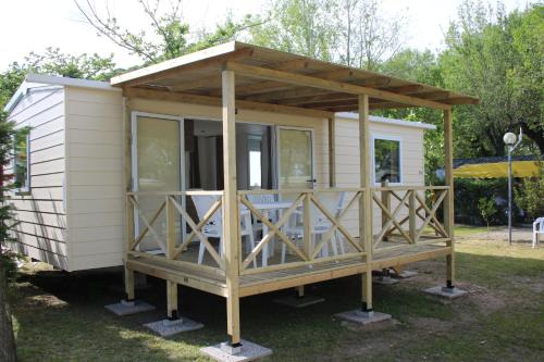 a tiny house with a screened in porch at Camping Klaus in Cavallino-Treporti