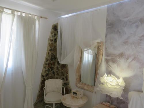 オルノスにあるSalure homeの鏡と椅子付きの白い部屋