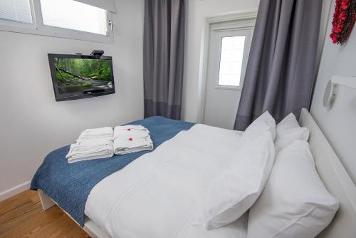 Ένα ή περισσότερα κρεβάτια σε δωμάτιο στο Nofesh Ba Alon 10