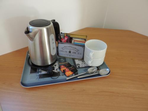 - une cafetière et une tasse sur une table dans l'établissement Jolie maison d’architecte, à Chambray-lès-Tours