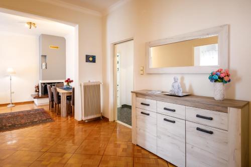 een kamer met een dressoir met een spiegel aan de muur bij Androniki Apartment in Nafplio