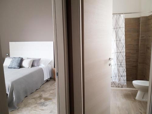 1 dormitorio con 1 cama y baño con aseo en Stella di Mare, en Rímini