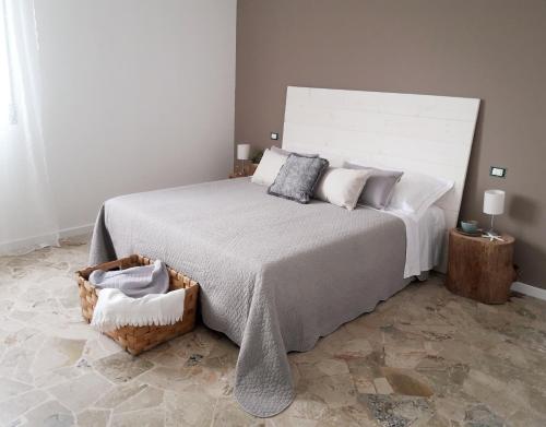 1 dormitorio con cama grande y cesta en Stella di Mare, en Rímini