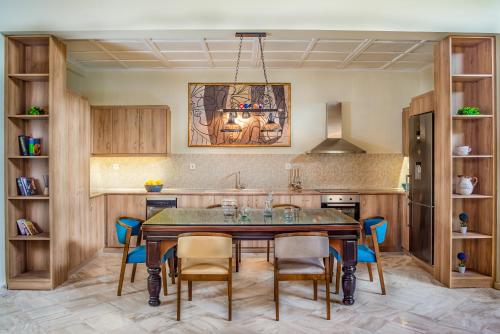 Η κουζίνα ή μικρή κουζίνα στο Villa Sophie - Sunny Retreat!
