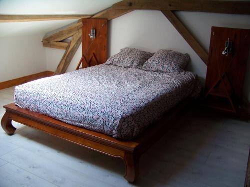 Posteľ alebo postele v izbe v ubytovaní Gîte, jacuzzi & vin au grenier de Madiran