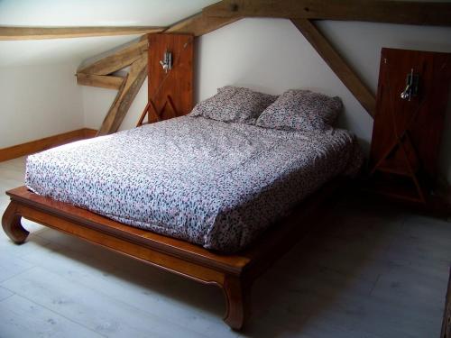 a bedroom with a bed in a attic at Gîte, jacuzzi & vin au grenier de Madiran in Madiran