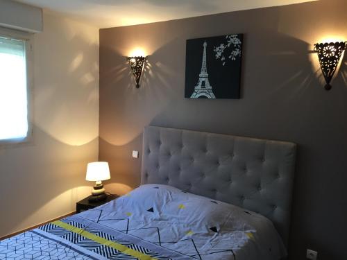 une chambre avec un lit king size et la tour Eiffel dans l'établissement Villa Ste lucie de porto vecchio, à Sainte-Lucie de Porto-Vecchio