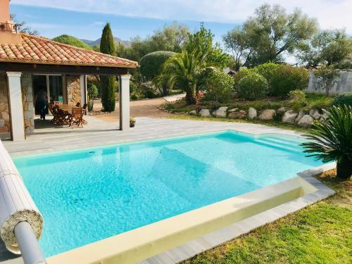 une piscine devant une maison dans l'établissement Villa Ste lucie de porto vecchio, à Sainte-Lucie de Porto-Vecchio