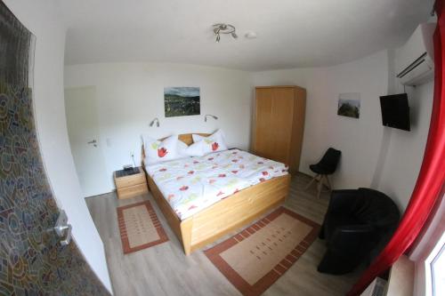 a bedroom with a bed in a room at Ferienwohnungen und Appartements - Haus Budinger in Alf