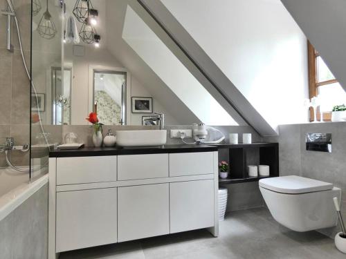 biała łazienka z umywalką i toaletą w obiekcie Euforia Apartamenty w Kazimierzu Dolnym