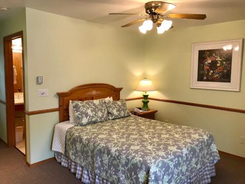 Ένα ή περισσότερα κρεβάτια σε δωμάτιο στο Bay Breeze Resort