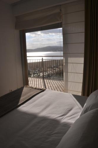 sypialnia z łóżkiem i widokiem na ocean w obiekcie El Piset de Palamós w mieście Palamós
