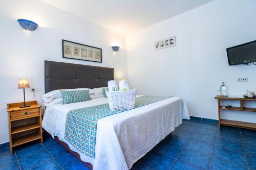 a bedroom with a bed and a tv on the wall at Elcano in Málaga