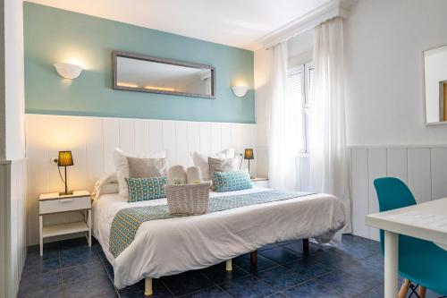 a bedroom with two beds and a mirror on the wall at Elcano in Málaga