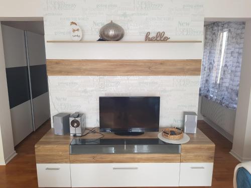 a living room with a tv on a counter at Ferienwohnung Berges in Edersee
