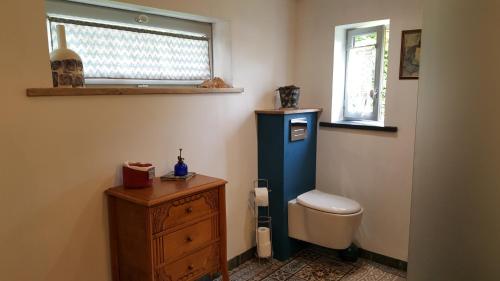 La salle de bains est pourvue de toilettes, d'un lavabo et d'une fenêtre. dans l'établissement Chambres d'hôtes du chemin de la maison blanche, à West-Cappel