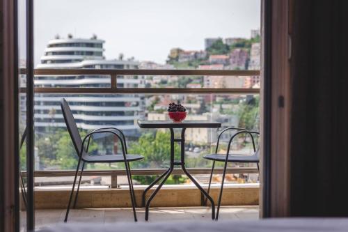 布德瓦的住宿－Blue Marlin Apartments，美景阳台配有一张桌子和两把椅子