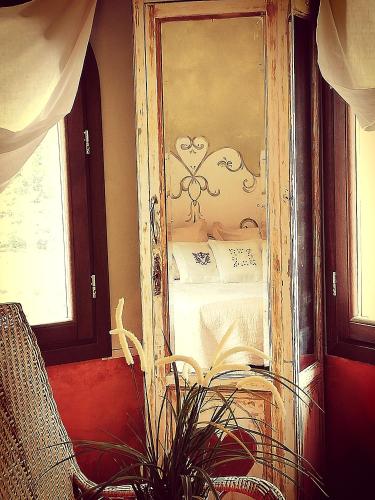a bedroom with a bed in a glass case at La Casa Rosa in Pigna