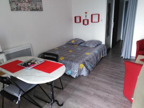 une petite pièce avec un lit et une table dans l'établissement Jolis Studios vue sur mer Port, Etangs et Canaux Résidence RIVERCITY, à Carnon-Plage