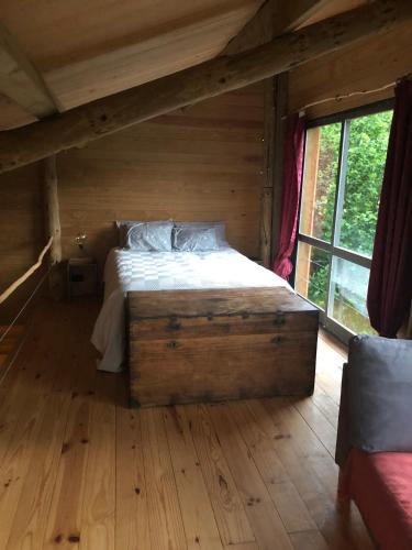 a bedroom with a bed with a wooden floor at Ribeira Delos in Santa Marta de Penaguião