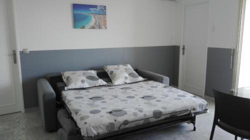 1 dormitorio con 1 cama y 1 mesa en Grand studio climatisé en bord de mer avec parking sécurisé, en Golfe-Juan