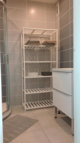 une salle de bain avec un lavabo et une douche dans l'établissement Grand studio climatisé en bord de mer avec parking sécurisé, au Golfe-Juan