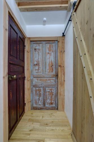an empty hallway with a door in a house at La Dormeuse du Val in Chambon-sur-Lac