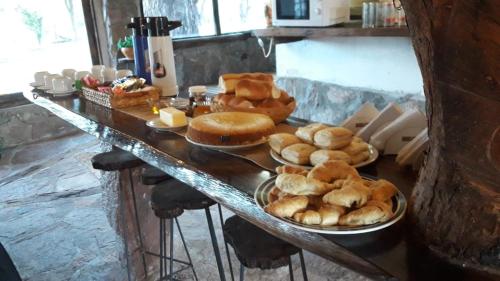 ein Buffet mit Brot und Gebäck auf einem Tisch in der Unterkunft Hotel Hacienda Casa Blanca in Tinogasta