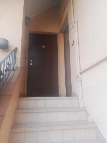 a staircase leading to a door in a building at Le mansarde di Via Isonzo in Chieti