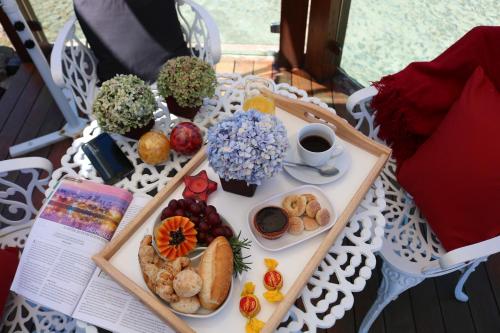 un vassoio di cibo su un tavolo con un piatto di cibo di Biz & Biu Pousada Lavras Novas a Lavras Novas