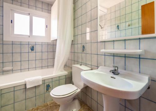 Koupelna v ubytování Apartamentos Charlys Can Picafort