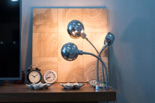 波多的住宿－CN150 boutique studio, charming flat，一张桌子,上面有台灯和时钟