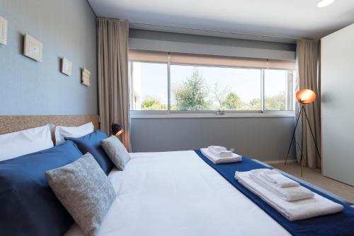 um quarto com uma cama grande e toalhas em CN150 boutique studio, charming flat no Porto